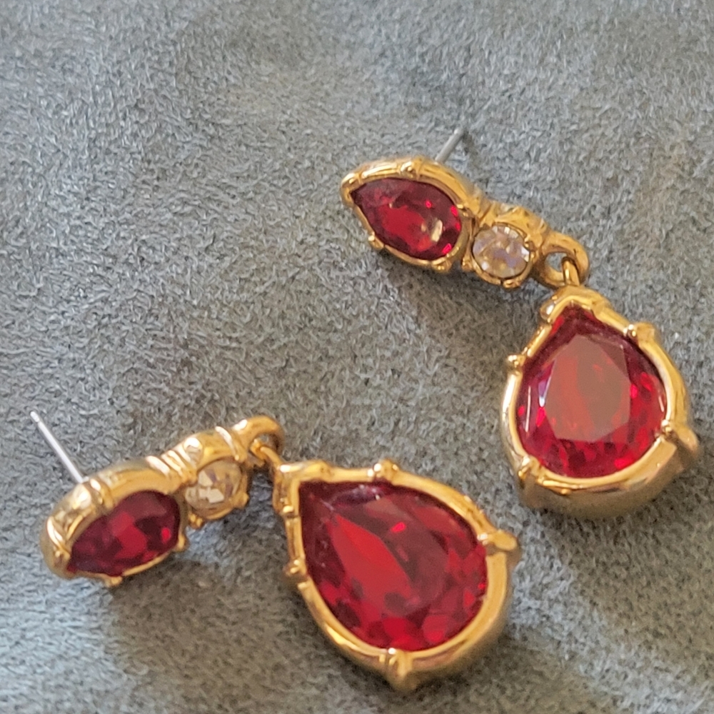 WOW SWAROVSKI Elegant Gold and Red Drop Earrings - Picture 3 of 4